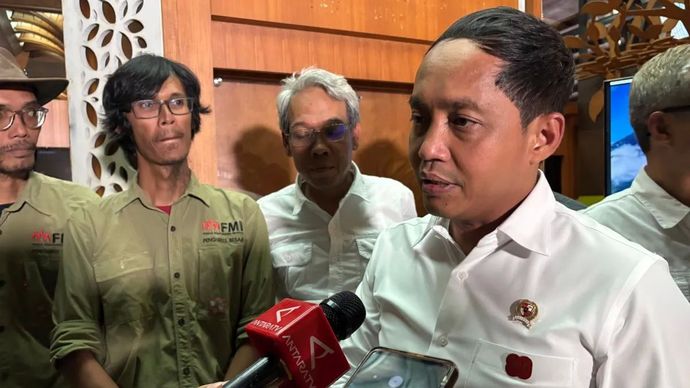 Menhut Raja Juli Antoni menjawab pertanyaan wartawan usai memaparkan perbaikan sarana dan prasarana serta SOP baru pendakian Gunung Rinjani dalam taklimat media di Jakarta, Rabu, 13 Agustus 2025.