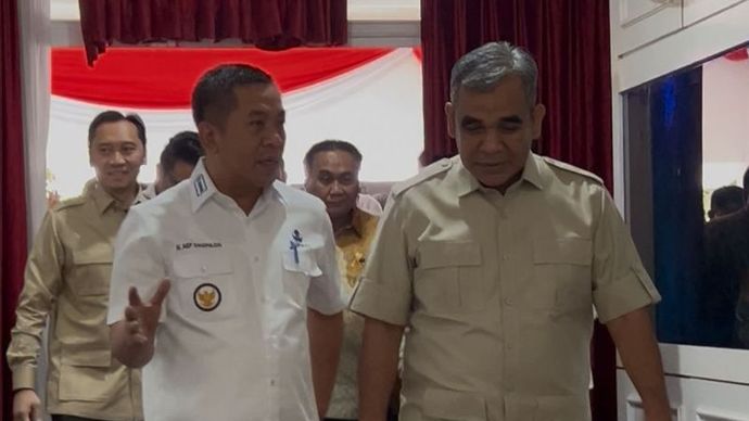 Bupati Karawang Aep Syaepuloh saat menyambut Ketua MPR RI Ahmad Muzani di Rumah Dinas Bupati Karawang, Jawa Barat, Rabu (13/8/2025). 