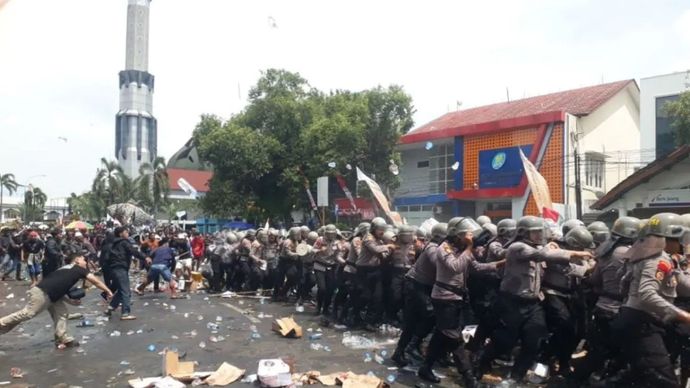 Sejumlah aparat Kepolisian menyelamatkan diri dari amukan massa yang anarkis saat unjuk rasa di depan kantor Bupati Pati Jawa Tengah, Rabu (13/8/2025). Setidaknya ada 11 orang diamankan karena diduga provokator terjadinya kericuhan. ANTARA/Akhmad Nazaruddin Lathif.