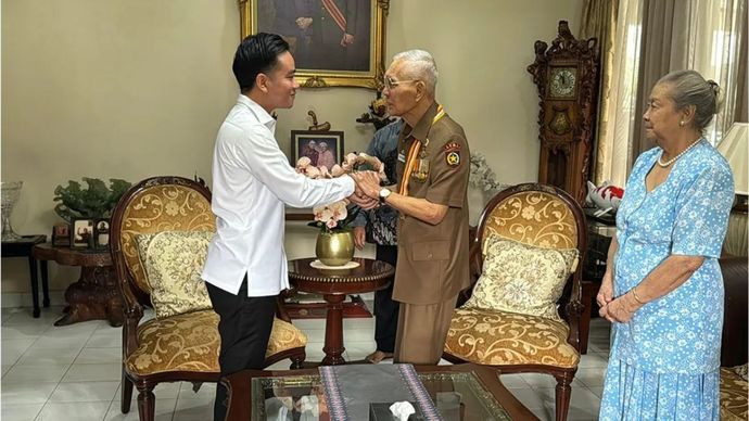 Wakil Presiden RI Gibran Rakabuming Raka (kiri) bersilaturahmi ke kediaman Wapres ke-6 Republik Indonesia, Jenderal (Purn) Try Sutrisno, di Jakarta, Rabu (13/8/2025). 