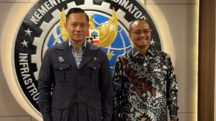 Menteri Koordinator Bidang Infrastruktur dan Pembangunan Kewilayahan Agus Harimurti Yudhoyono (AHY) usai rapat bersama jajaran Kemenko Bidang Infrastruktur dan Pembangunan Kewilayahan serta PT Pertamina.