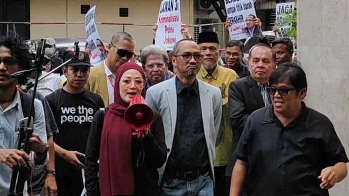 Ketua Komisi Pemberantasan Korupsi (KPK) periode 2011-2015, Abraham Samad (jas abu-abu) saat memenuhi panggilan Polda Metro Jaya, Rabu (13/8/2025). 