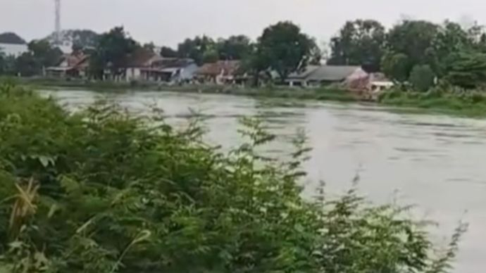 Sore itu, Rabu (13/8) di Jatisari, Karawang, tawa bermain di tepian kali berubah menjadi tangis.  Rama(15) yang tengah berenang bersama teman-temannya, panik karena tak mahir berenang&hellip; lalu hilang terseret arus.