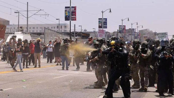 Polisi menyemprotkan gas air mata saat berlangsungnya aksi demonstrasi menentang kebijakan imigrasi di California, Los Angeles, Amerika Serikat, Minggu (8/6/2025). Aksi menolak kebijakan Presiden Trump yang akan mendeportasi imigran ilegal maupun bermasalah itu berlangsung rusuh.