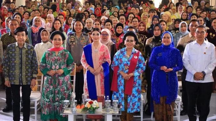 Dari kiri ke kanan) Tokoh nasional Guruh Soekarnoputra, Ketua Umum Himpunan Ratna Busana Titiek Soeharto, istri Wakil Presiden RI sekaligus Penasehat Kowani Selvi Gibran Rakabuming, Ketua Umum Kowani, Nannie Hadi Tjahjanto, Penasehat Dharma Wanita Persatuan Kementerian Kebudayaan, Katharine Grace Fadli Zon, dan Menteri Kebudayaan Fadli Zon dalam acara peringatan Hari Kebaya Nasional 2025 dengan tajuk 