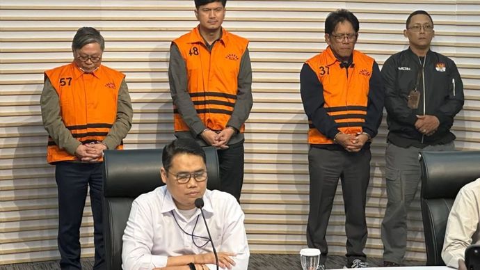 Pelaksana Tugas Deputi Penindakan dan Eksekusi KPK Asep Guntur Rahayu (depan) saat memperlihatkan tersangka kasus dugaan suap terkait dengan kerja sama pengelolaan kawasan hutan, di Gedung Merah Putih KPK, Jakarta, Kamis (14/8/2025). 