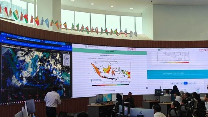 Petugas BMKG memaparkan prediksi curah hujan kumulatif dasarian pertama Agustus 2025.
