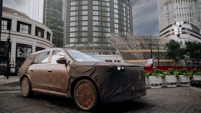 SUV mewah dari Voyah diparkir di depan gedung pameran LV &quot;The Louis&quot; di pusat kota Shanghai, China. (Foto: Istimewa via Carscoops)