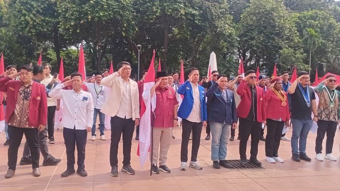 Mahasiswa dari kelompok Cipayung Plus membentangkan bendera sepanjang 80 meter dalam rangka HUT ke-80 RI. 