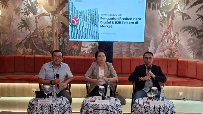 (Kiri-Kanan) VP Corporate Communication Telkom Andri Herawan Sasoko, Direktur Enterprise &amp; Business Service Telkom Veranita Yosephine, dan Direktur IT Digital Telkom Faizal Rochmad Djoemadi dalam Business Update bertajuk &ldquo;Penguatan Product Hero Digital &amp; B2B Telkom di Market&rdquo; di Jakarta, Kamis 14 Agustus 2025. (ANTARA/ Muhammad Heriyanto)