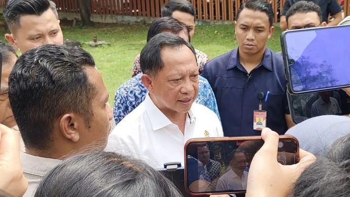 Menteri Dalam Negeri (Mendagri) Muhammad Tito Karnavian berbicara dengan awak media di kawasan Jakarta Utara, Kamis (14/8/2025). 