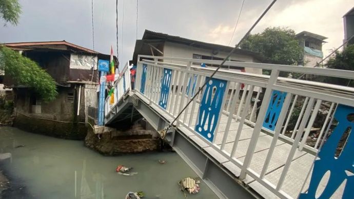 embatan Antar Kampung (JAK) di kawasan Gang Mulia, Jalan Gandaria, Kebayoran Baru, Jakarta Selatan, telah direvitalisasi menjadi jembatan angkat, Kamis (14/8/2025). 