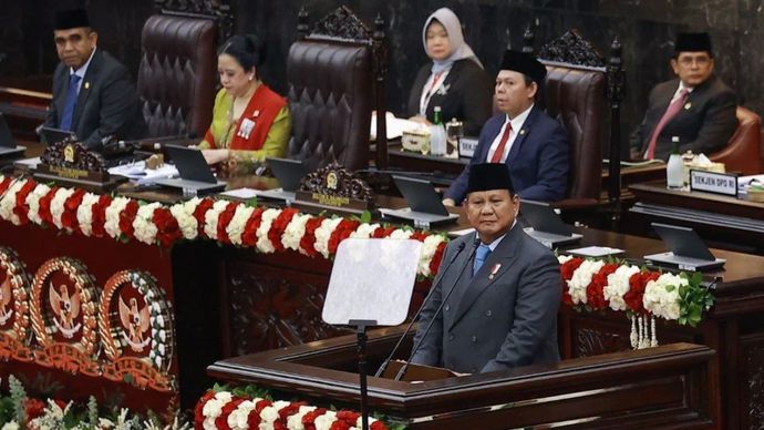 Presiden Prabowo Subianto (kanan, bawah) dengan disaksikan Ketua MPR Ahmad Muzani (kiri), Ketua DPR Puan Maharani (kedua kiri), dan Ketua DPD Sultan Bachtiar Najamudin (kanan) menyampaikan pidato dalam Sidang Tahunan MPR RI dan Sidang Bersama DPR-DPD RI Tahun 2025 di Gedung Nusantara, Kompleks Parlemen, Jakarta, Jumat (15/8/2025). 