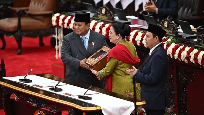 Presiden Prabowo Subianto (kiri) menyerahkan dokumen pengantar RUU tentang APBN Tahun Anggaran 2026 beserta Nota Keuangan kepada Ketua DPR Puan Maharani (tengah) disaksikan Ketua DPD Sultan Bachtiar Najamudin dalam Sidang Paripurna Pembukaan Masa Persidangan I DPR Tahun Sidang 2025-2026 di Gedung Nusantara, Kompleks Parlemen, Jakarta, Jumat (15/8/2025).