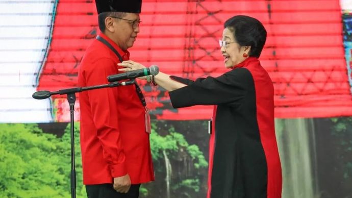 Ketua Umum DPP PDI Perjuangan (PDIP) Megawati Soekarnoputri (kanan) berbincang dengan Sekjen Hasto Kristiyanto usai pelantikan pengurus DPP PDIP masa bakti 2025-2030 di di Kantor DPP PDIP, Menteng, Jakarta, Kamis (14/8/2025). Dalam pelantikan sebanyak 38 pengurus DPP PDIP tersebut, Ketua Umum PDIP Megawati kembali menunjuk Hasto Kristiyanto sebagai Sekretaris Jenderal partai berlambang kepala banteng tersebut untuk periode 2025-2030. ANTARAFOTO/Monang Sinaga/app/bar