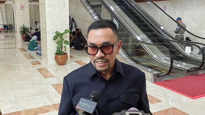 Arsip - Wakil Ketua Komisi III DPR RI Ahmad Sahroni di Kompleks Parlemen, Senayan, Jakarta, Senin (18/11/2024). 