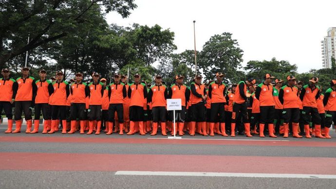 DLH DKI Jakarta mengerahkan petugas kebersihan selama rangkaian peringatan HUT RI ke-80 pada 16&ndash;17 Agustus 2025