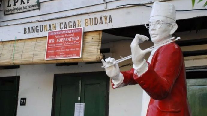Arsip Foto - Patung WR Supratman berdiri di depan rumah WR Supratman di Jl Mangga 21 Surabaya, Rabu (5/8/2009). 