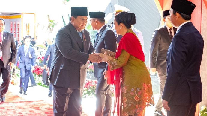 Ketua DPR RI Puan Maharani bersalaman dengan Presiden Prabowo Subianto jelang Sidang Bersama DPR-DPD Tahun 2025. 