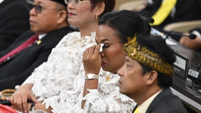 Salah seorang Anggota DPR RI terharu saat menyaksikan video capaian Presiden Prabowo Subianto saat ditayangkan di Sidang Tahunan MPR RI di kompleks parlemen, Jakarta, Jumat (15/8/2025).