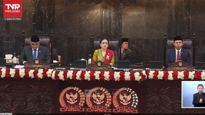 Ketua DPR RI Puan Maharani (tengah). 