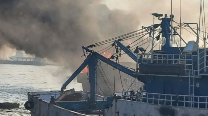 Asap kebakaran kapal di dermaga Muara Baru Penjaringan, Jakarta Utara mengepul di udara pada Sabtu (16/8/2025) pagi.