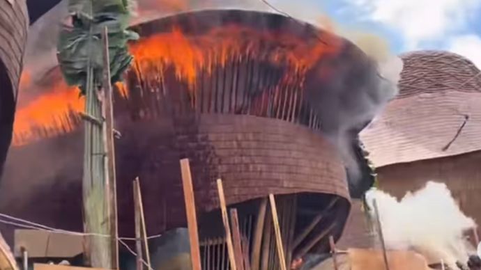 Kebakaran besar melanda kompleks Villa Ulaman di Desa Kaba-Kaba, Kecamatan Kediri, Tabanan, Jumat 15 Agustus 2025.