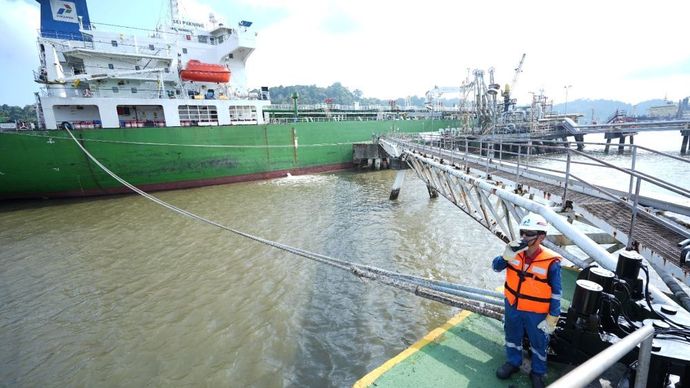 Pertamina berinovasi memproduksi dan melakukan lifting perdana Sustainable Aviation Fuel berbasis limbah minyak goreng di Kilang Pertamina di Cilacap. (Foto: Istimewa)