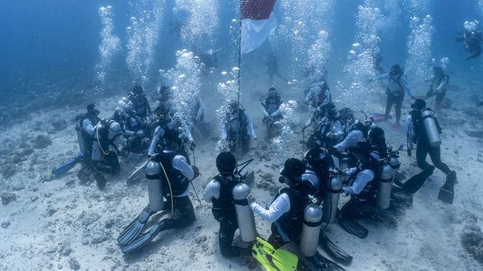 PT PIS menggelar upacara pengibaran bendera Merah Putih di bawah Perairan Labuan Bajo, Nusa Tenggara Timur (NTT). (Foto: Istimewa) 