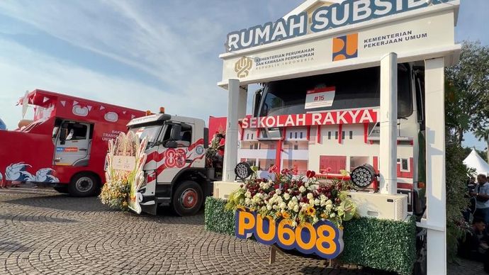 Kendaraan karnaval kementerian/lembaga dalam rangka merayakan HUT ke-80 RI. 