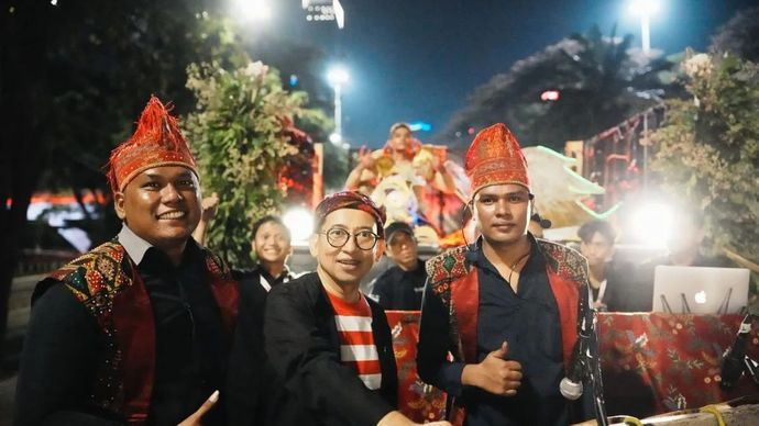Menteri Kebudayaan Fadli Zon bersama para penampil di kendaraan hias 