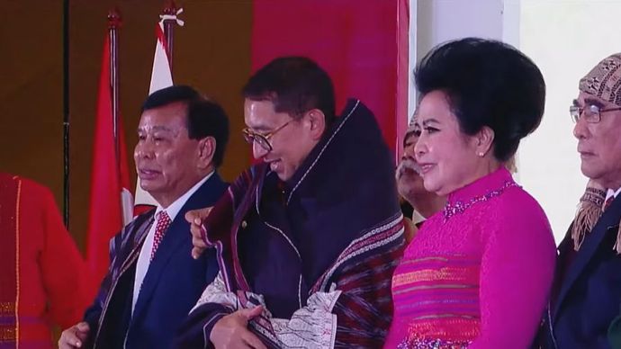 Momen Nurdin Tampubolon Berikan Ulos Kehormatan untuk Fadli Zon di HUT Batak Center. 