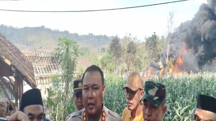 Kapolres Blora AKBP Wawan Andi Susanto saat meninjau insiden ledakan sumur minyak ilegal yang menewaskan warga di Dukuh Gendono, Desa Gandu, Kecamatan Bogorejo, Blora.
