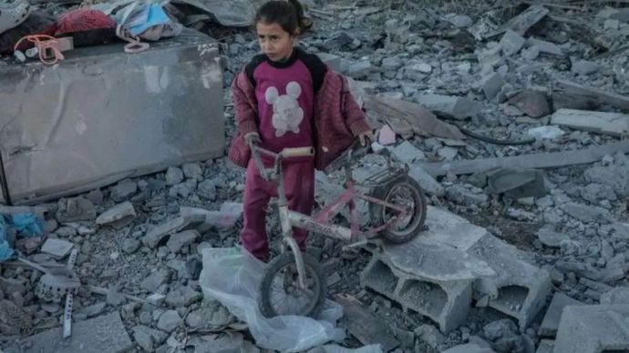 Seorang gadis terlihat di antara puing-puing setelah pemboman Israel di kamp pengungsi Maghazi, Jalur Gaza tengah, pada 3 Januari 2025.
