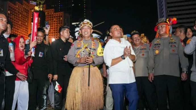 Kapolri Jenderal Pol. Listyo Sigit Prabowo dan Menteri Sekretaris Negara (Mensesneg) Prasetyo Hadi menyaksikan Karnaval Kemerdekaan HUT Ke-80 RI di kawasan Bundaran Hotel Indonesia (HI), Jakarta Pusat, pada Minggu (17/8/2025). 
