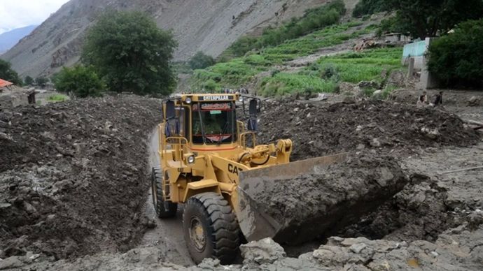 Aesip foto - Pembersihan akses transportasi darat setelah banjir bandang di wilayah Pakistan (Anadolu).