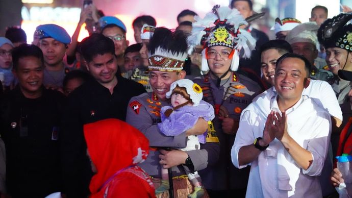 Kapolri Jenderal Listyo Sigit Prabowo menggendong bayi warga di Bundaran HI. 