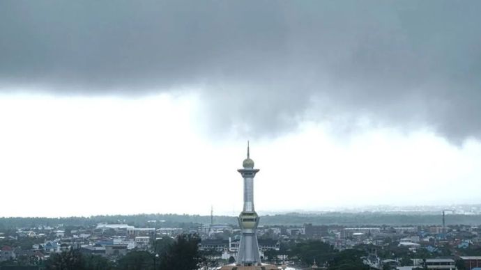 Arsip foto - Tugu eks MTQ berlatarkan awan hitam di Kendari, Sulawesi Tenggara, Sabtu (5/7/2025). Badan Meteorologi, Klimatologi, dan Geofisika (BMKG) Sulawesi Tenggara mendeteksi sejumlah faktor penyebab peningkatan potensi pembentukan awan hujan yang akan menyebabkan hujan di 17 kabupaten/kota di daerah itu dalam kurun waktu 5 hingga 10 Juli 2025 mendatang. 