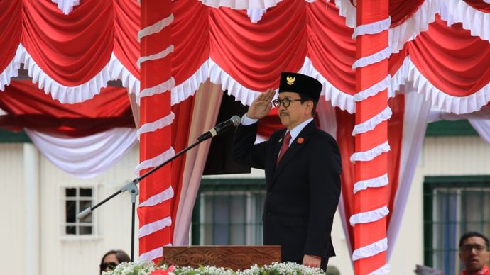 Presiden Direktur PT Freeport Indonesia  Tony Wenas memimpin Upacara  Pengibaran Bendera Merah Putih  memperingati HUT ke-80 RI di  Tembagapura, Papua Tengah.