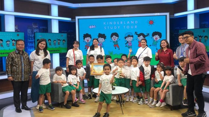 Siswa Kinderland Preschool Pulomas Jakarta melakukan kunjungan edukatif ke Nusantara TV (NTV), di NT Tower, pada Selasa, 19 Agustus 2025.