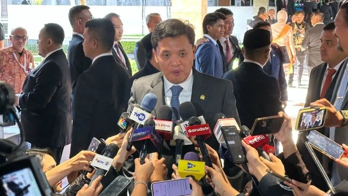 Ketua Komisi III DPR RI Habiburokhman saat memberikan keterangan di kompleks parlemen, Senayan, Jakarta, Jumat (15/8/2025). 
