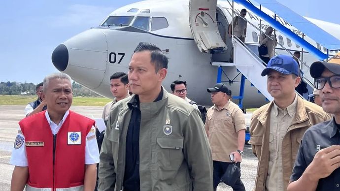 Menteri Koordinator Bidang Infrastruktur dan Pembangunan Kewilayahan Agus Harimurti Yudhoyono (AHY) dan Menteri Transmigrasi Muhammad Iftitah Sulaiman (topi biru) saat sampai di Bandar Udara Umbu Mehang Kunda, Sumba Timur, Nusa Tenggara Timur, Selasa 19 Agustus 2025. ANTARA/M. Baqir Idrus Alatas (Muhammad Baqir Idrus Alatas)