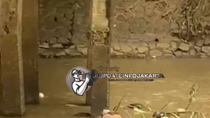 Sesosok mayat tanpa identitas ditemukan warga tersangkut di tiang jembatan Kelor, Manggarai Jakarta Selatan ( perbatasan Manggarai &amp; Matraman ) pada Selasa siang ( 19/08 ). Belum diketahui penyebab pasti dan darimana mayat tersebut berasal..petugas SAR gabungan langsung melakukan evakuasi dan melarikan ke rumah sakit terdekat..