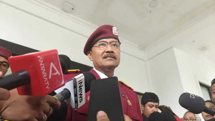 Menteri Sosial Saifullah Yusuf menjawab pertanyaan pewarta seusai memberikan pembekalan kepada guru dan kepala Sekolah Rakyat di Pusdiklatbangprof Kementerian Sosial, Jakarta, Selasa (18/8/2025)