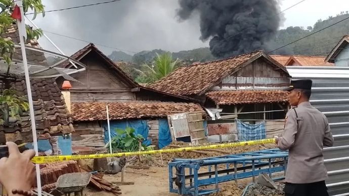 Penampakan pengeboran sumur minyak ilegal di area padat permukiman warga, Dukuh Gendono, Desa Gandu, Kecamatan Bogorejo, Kabupaten Blora.