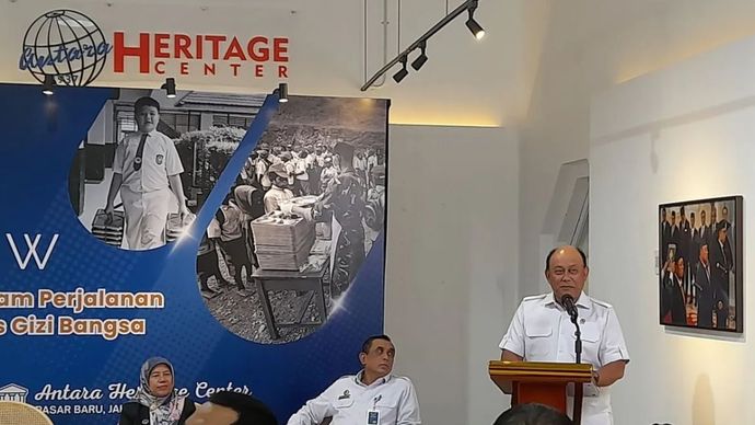 Kepala BGN Dadan Hindayana saat menghadiri pameran fotografi dalam rangka memperingati perjalanan satu tahun BGN meningkatkan kualitas gizi bangsa di ANTARA Heritage Center, Jakarta, Selasa (19/8/2025). 