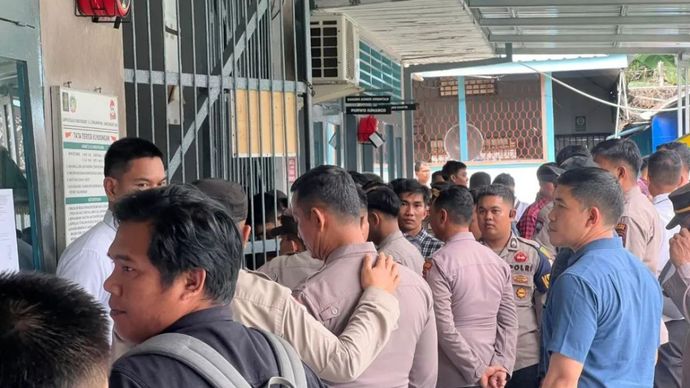 Personel Polres Lingga dan Polsek Dabo Singkep mengawal dan mengamankan Lapas Kelas III Dabo Singkep saat keributan antar narapidana terjadi Selasa (19/8/2025). 