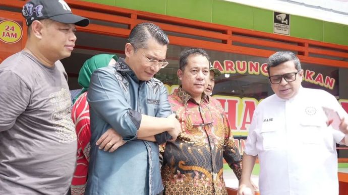 Kepala BPJPH Haikal Hassan saat melakukan sosialisasi setrtfikat halal pada pemilik warteg. 