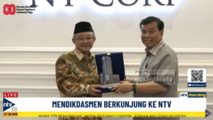Menteri Pendidikan Dasar dan Menengah Prof. Abdul Mu'ti, M.Ed menerima cenderamata dari Presiden Komisaris NT Corporation Nurdin Tampubolon saat mengunjungi kantor Nusantara TV di Gedung NT Tower Pulomas Jakarta