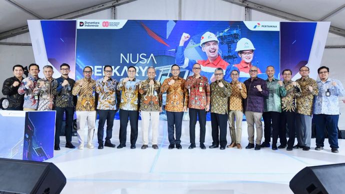 Direktur Utama Pertamina beserta jajaran pimpinan PT Pindad dan PT Elnusa berpose bersama usai meresmikan peluncuran teknologi inspeksi pipa migas ultrasonik (ILI UT) di Warehouse Elnusa Fabrikasi Konstruksi